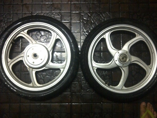 ขายล้อแม็ก (แท้) yamaha นูโว ขอบ16 พร้อมยาง ราคาถูกๆๆ