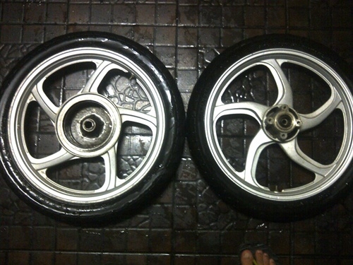 ขายล้อแม็ก (แท้) yamaha นูโว ขอบ16 พร้อมยาง ราคาถูกๆๆ