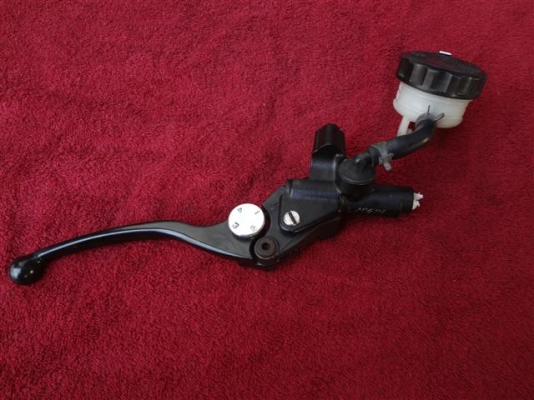 ถังน้ำมัน KR/VIC/TZR/TZM/NPRO และ ปั๊มลอย NISIN ถังน้ำมัน KR/VIC/TZR/TZM/NPRO และ ปั๊มลอย NISIN