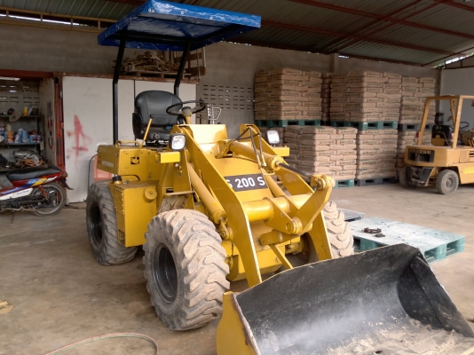 ขายครับ รถตักWS200  พร้อมใช้ ขอบคุณครับร้านวัสดุจากเขาค้อเพชรบูรณ์