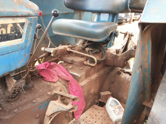 **360,000 บ.ต่องรอง**ขายรถไถ1เพลา FORD 6600 T5 ตัวเต็ม เครื่องดีเกียร์ดี ปั้มดี ช่วงล่างแน่นดี หางยกปกติ ระบบไฮฯใช้งาน ยางดี4เส้น สีสันซีดไม่สวย พร้อมอุปกรณ์ 2ชิ้น ใบดัน หางพรวน6 CMT  สภาพดี  ขายตามสภาพ พร้อมใช้ พร้อมลุยงาน เอกสารเล่มทะเบียนครบ ราคาต่อรอง