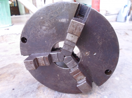 มี 3 จับ 10 นิ้ว  3,000  และ 4 จับ 12 นิ้ว  แท่นกลึง สภาพดี พร้อมใช้ 3,500  ด่วน !!!