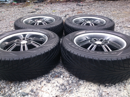 ขายแม็ก 6รู ขอบ18 พร้อมยาง MAXXIS 265/60R18 ยางปี12 สวยๆ 1 ชุด