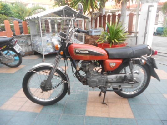 แพ๊คคู่ครับ c50 ทะเบียนแท้ครับ และ cg125 ทะเบียนเต็มโอนครับ  แบบเป็นคู่หรือแยกก็ได้นะครับ