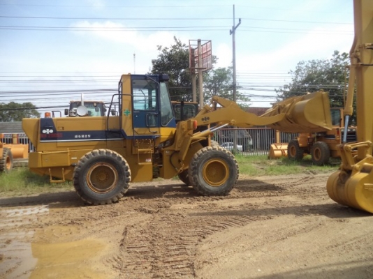 ขายรถตักล้อยาง CAT 926 ปี2000 มีตู้มีแอร์ เก่านอก สภาพพร้อมใช้ราคาถูก สนใจสอบถามรายละเอียดโทร 0890000080 ..0819443772 ..0819448457