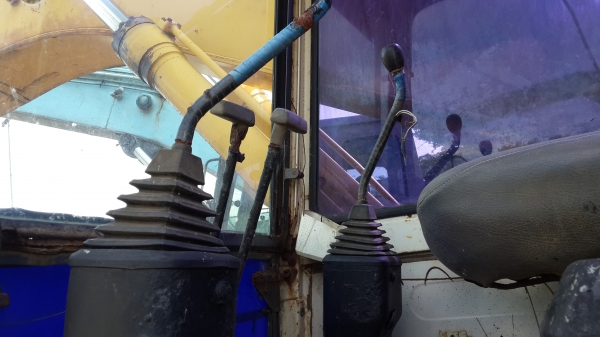 ขายด่วนรถแมคโคร KOMUTSU PC 200-5 เดิม ๆ พร้อมใช้