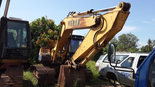 ขายด่วนรถแมคโคร KOMUTSU PC 200-5 เดิม ๆ พร้อมใช้