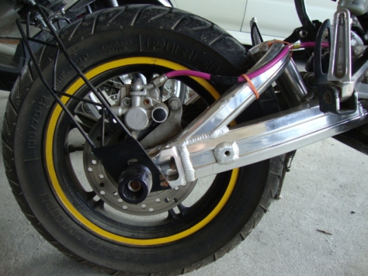 ขาย NEW KSR ปี 2554 สถาพเดิม เครื่องเดิม คาบูเดิม แต่งนิดหน่อยคับ อยู่ กรุงเทพคับ แถว ตลิ่งชั่น ถนนบรมราชชนณี วิ่ง 2xxxx คับ ราคา 38,500.-  รายละเอียด--  -เครื่องเดิม -เอกสาร+ทะเบียนพร้อมโอน -รถบ้านมือเดียว -รถออก ม.ค ปี 2554 ตัวนิว -ใส่โช็ค YSS สีขาว ยกส