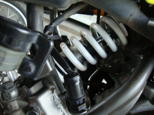 ขาย NEW KSR ปี 2554 สถาพเดิม เครื่องเดิม คาบูเดิม แต่งนิดหน่อยคับ อยู่ กรุงเทพคับ แถว ตลิ่งชั่น ถนนบรมราชชนณี วิ่ง 2xxxx คับ ราคา 38,500.-  รายละเอียด--  -เครื่องเดิม -เอกสาร+ทะเบียนพร้อมโอน -รถบ้านมือเดียว -รถออก ม.ค ปี 2554 ตัวนิว -ใส่โช็ค YSS สีขาว ยกส