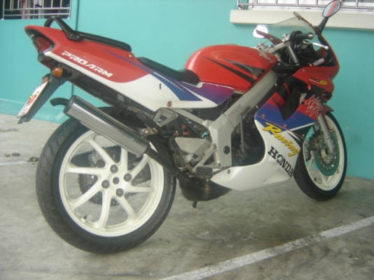 ขาย NSR PROARM  NS150SP  สี แดง ขาว  สวย ครับ เครื่องยนต์ ดีเยี่ยม ราคา 28000 บาท ครับ สนใจติดต่อ คุณ เจ๋ง ครับ  อยู่ ที่ กทม สีลมซอย 10 บางรัก กรุงเทพฯ 10500