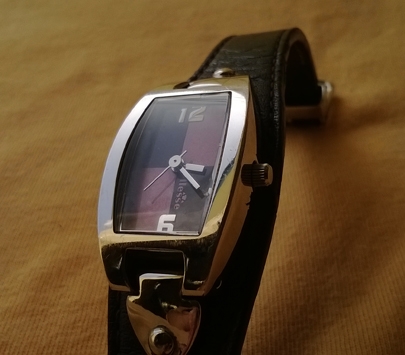 Ellesse quartz ขนาด 22*35 มม. เรือน stainless หน้าสองสีสวยงาม สายหนัง สภาพโดยรวม 85\%