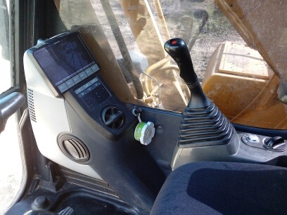 komatsu pc 200-8 สภาพพร้อมใช้งาน ช่วงล่างเต็ม โซ่พอใช้ รถทำงานไม่มีโหลด ไม หมื่นกว่าชั่วโมง เอกสารเล่มทะเบียน