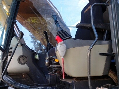 komatsu pc 200-8 สภาพพร้อมใช้งาน ช่วงล่างเต็ม โซ่พอใช้ รถทำงานไม่มีโหลด ไม หมื่นกว่าชั่วโมง เอกสารเล่มทะเบียน