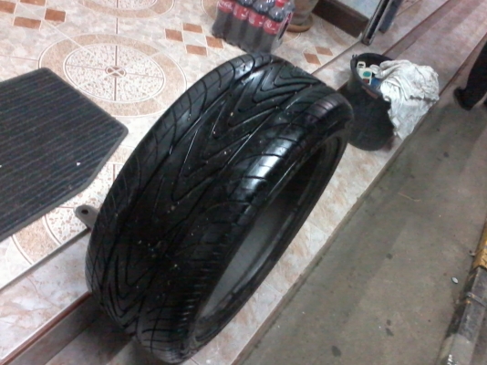 ขายยางมาเลขอบ17 225 45 92w ปี10 ดอกยางเยอะ600