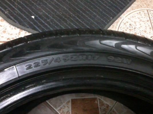 ขายยางมาเลขอบ17 225 45 92w ปี10 ดอกยางเยอะ600