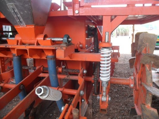 ขายแล้ว เครื่องปลูกอ้อยร่องคู่ SP920 ตราช้างของคูโบต้า95-108แรง ฟอร์ดก็ใช้ได้