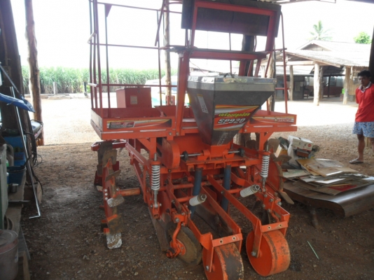 ขายแล้ว เครื่องปลูกอ้อยร่องคู่ SP920 ตราช้างของคูโบต้า95-108แรง ฟอร์ดก็ใช้ได้