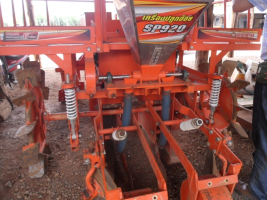 ขายแล้ว เครื่องปลูกอ้อยร่องคู่ SP920 ตราช้างของคูโบต้า95-108แรง ฟอร์ดก็ใช้ได้
