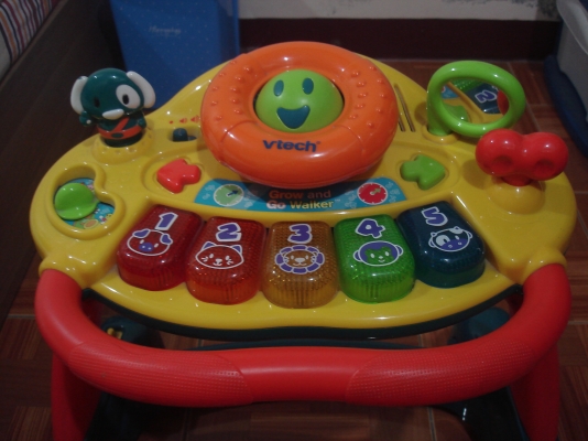 อุปกรณ์หัดเดินสำหรับเด็ก Grow and Go Walker