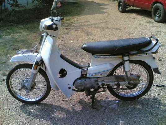 ขายดรีมคุรุสภา(ขาว)เล่มทะเบียนพร้อมชุดโอนเครื่องดีพอใช้อะไหร่ครบบังโซ่มีแต่ไม่ได้ใส่ ขาย 11500 บาท