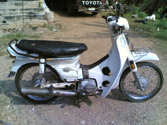 ขายดรีมคุรุสภา(ขาว)เล่มทะเบียนพร้อมชุดโอนเครื่องดีพอใช้อะไหร่ครบบังโซ่มีแต่ไม่ได้ใส่ ขาย 11500 บาท