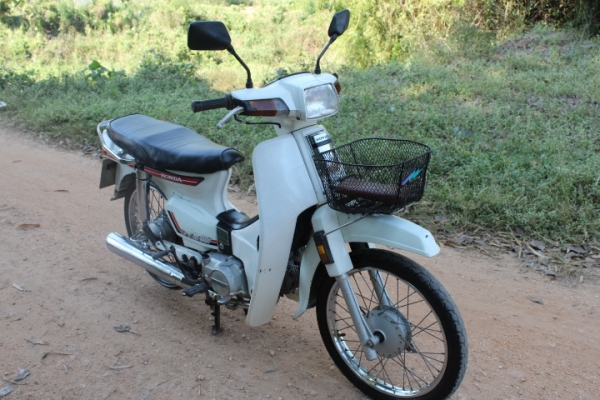 ดรีมคุรุสภารุ่นแรกทะเบียนโอนเดิมมากพร้อมประกวดภาษีขาด1ปีขาย14800บาท