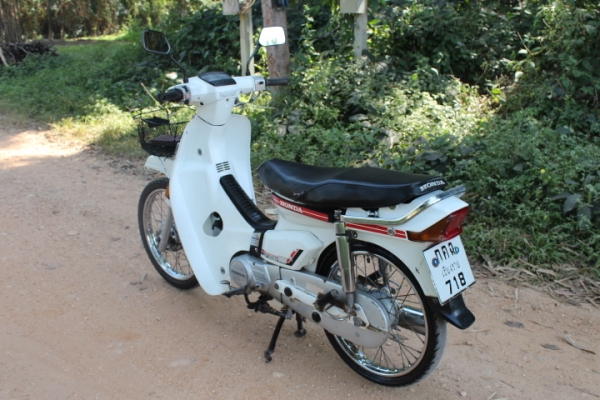 ดรีมคุรุสภารุ่นแรกทะเบียนโอนเดิมมากพร้อมประกวดภาษีขาด1ปีขาย14800บาท