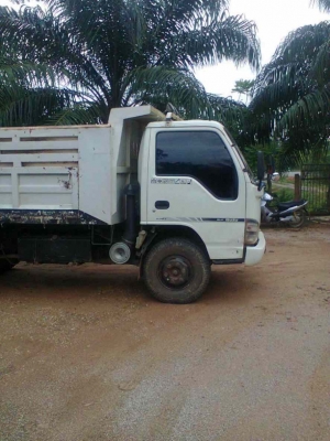 รถอิซูซุ 6 ล้อดั๊ม NQR  150 แรงม้า ( รถวิ่ง 80000 กว่า กม. )  สนใจติดต่อ 081 - 6079515