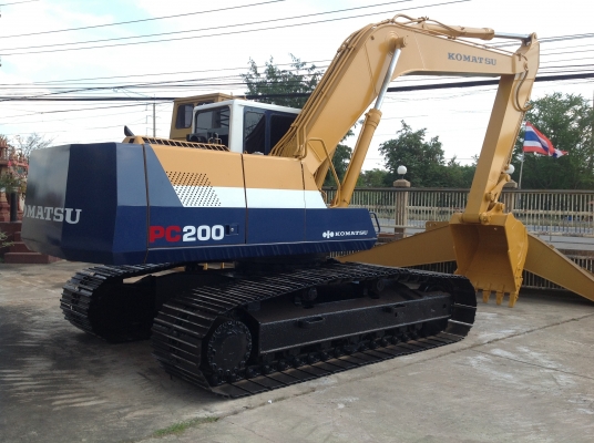 ขายรถแบคโฮ KOMATSU PC200-5 เปลี่ยนโซ่ใหม่เกรดเกาหลี เปลี่ยนซีล-โอริงใหม่ ระบบไฟฟ้า แอร์  ครบสมบูรณ์ เครื่องเดิม ปรับสภาพสีใหม่ พร้อมใช้งาน