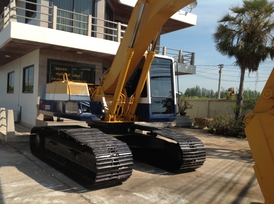 ขายรถแบคโฮ KOMATSU PC200-5 เปลี่ยนโซ่ใหม่เกรดเกาหลี เปลี่ยนซีล-โอริงใหม่ ระบบไฟฟ้า แอร์  ครบสมบูรณ์ เครื่องเดิม ปรับสภาพสีใหม่ พร้อมใช้งาน