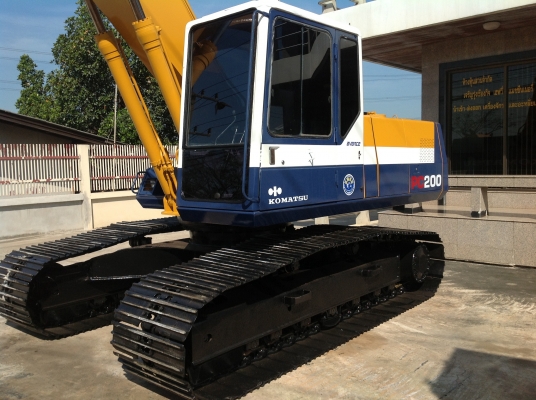 ขายรถแบคโฮ KOMATSU PC200-5 เปลี่ยนโซ่ใหม่เกรดเกาหลี เปลี่ยนซีล-โอริงใหม่ ระบบไฟฟ้า แอร์  ครบสมบูรณ์ เครื่องเดิม ปรับสภาพสีใหม่ พร้อมใช้งาน
