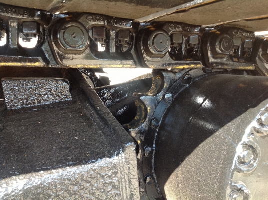 ขายรถแบคโฮ KOMATSU PC200-5 เปลี่ยนโซ่ใหม่เกรดเกาหลี เปลี่ยนซีล-โอริงใหม่ ระบบไฟฟ้า แอร์  ครบสมบูรณ์ เครื่องเดิม ปรับสภาพสีใหม่ พร้อมใช้งาน