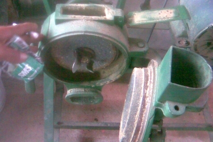 เครื่องบดสภาพพร้อมใช้งานครับ มอเตอร์ขนาด 1/2  แรง เหล็กหล่อสวยๆครับตัวนี้โครงสร้างแข็งแรงครับ หินบดยังดีครับ  ราคานีคุ้มมากครับ