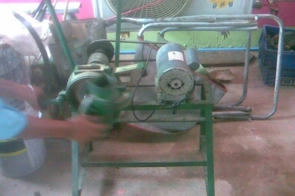 เครื่องบดสภาพพร้อมใช้งานครับ มอเตอร์ขนาด 1/2  แรง เหล็กหล่อสวยๆครับตัวนี้โครงสร้างแข็งแรงครับ หินบดยังดีครับ  ราคานีคุ้มมากครับ