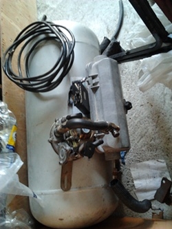 ขายชุดถังแก๊ส มีถังพร้อมสายท่อเติมแก๊ส หม้อต้มตามภาพ สวิทย์ปรับเป็นแก๊สและน้ำมัน ท่อทองแดงทางเดินแก๊ส ตามภาพ 5,500.-บาท ติดต่อ คุณประยูร ม. โทร 0800888764