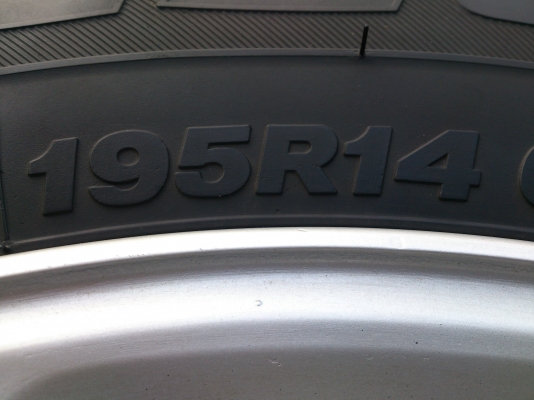 ขายแม็ก NISSAN. BIG-M พร้อมยาง บริสโตร์195R14 ยางปี11 จำนวน 1  ชุด