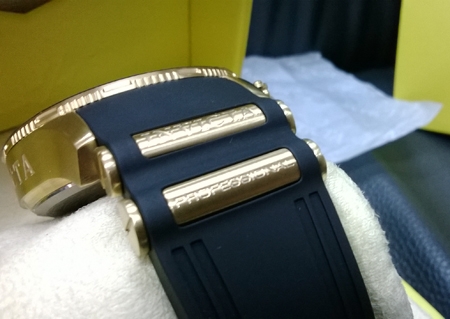 INVICTA 1747 USA.  เรือน stainless สีทอง สายยูนิเทรดดำ