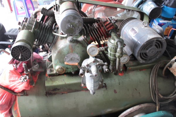 ขายปั้มลม ขนาดมอเตอร์ 5แรง ถัง300ลิตร 3 สูบ ขายปั้มลม ขนาดมอเตอร์ 5แรง ถัง300ลิตร 3 สูบ