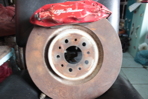 ขาย brembo 2 ล้อหน้า  ขนาดความหนาผ้าแบค 90\%