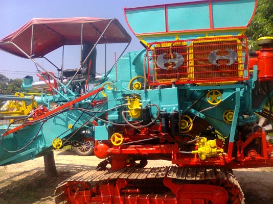 ขายรถเกี่ยวไทยเส็งยนต์อุ้ม 2.0ตัน