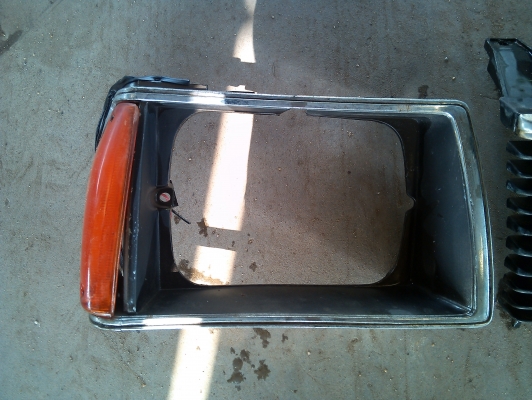 กระจังหน้า+กรอบไฟ Nissan sunny 310