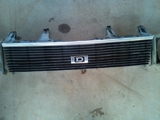 กระจังหน้า+กรอบไฟ Nissan sunny 310