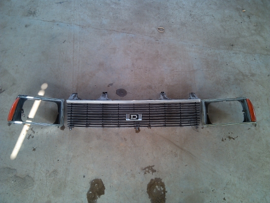 กระจังหน้า+กรอบไฟ Nissan sunny 310