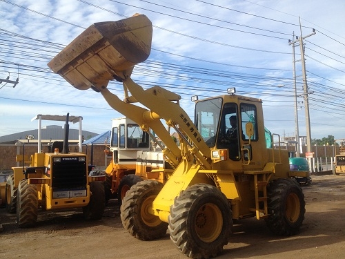 ...ขายรถตักล้อยาง KOMATSU WA100-1 หัวเก๋งสวย แอร์พร้อม บอร์ดี้ครบ เครืองดี เกียร์ดี ไฟฟ้าครบ สภาพพร้อมใช้งาน มีให้เลือก 3 คัน  นำเข้าจากญี่ปุ่น ติดต่อคุณ อิทธิวัฒน์ 081-9343573