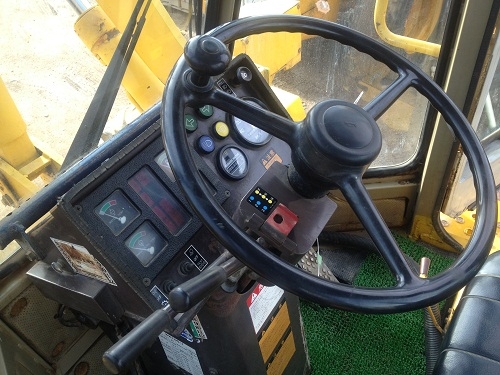 ...ขายรถตักล้อยาง KOMATSU WA100-1 หัวเก๋งสวย แอร์พร้อม บอร์ดี้ครบ เครืองดี เกียร์ดี ไฟฟ้าครบ สภาพพร้อมใช้งาน มีให้เลือก 3 คัน  นำเข้าจากญี่ปุ่น ติดต่อคุณ อิทธิวัฒน์ 081-9343573