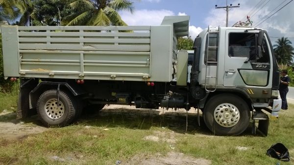 6ล้อดั้มFF1J JKA  220แรง รถสวยมาก ดั้มก็สวย.......