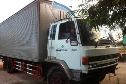 **670,000 บ.ต่อรอง**ฝากขายครับ 6ล้อช่วงยาว+ตู้แห้ง ISUZU ROCKY FTR11LY ห้างแท้ คัสซีใหญ่ทั้งเส้น เครื่อง6BD1 165HP แห้งดี อึดทน ช่วงล่างใหญ่คัสซีสวยเดิมทั้งเส้น ไม่มีผุ ยาว 6.3ม. พร้อมตู้แห้ง สภาพดีไม่ผุ หัวสวยภายในคอนโซลครบ ยาง900 สวย6เส้น พร้อมใช้งาน เอ
