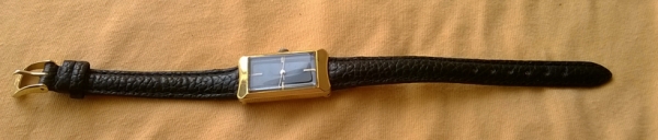 Citizen japan สตรี เรือนสี่เหลี่ยม สีทอง หน้าดำ Citizen japan สตรี เรือนสี่เหลี่ยม สีทอง หน้าดำ