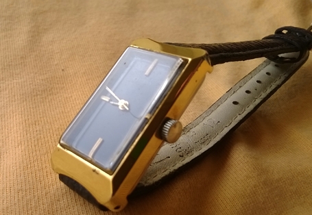 Citizen  japan สตรี เรือนสี่เหลี่ยม สีทอง หน้าดำ