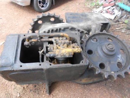 ตัวเดินรถเกี่ยวข้าว300 โคมาสสุ ราคา 140000บาท/คู่ โทร 0850853022